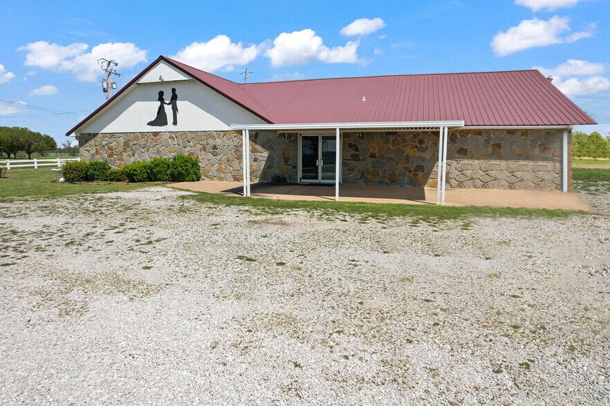 More Photos Of 58225 US-60, Fairland General Retail For Sale