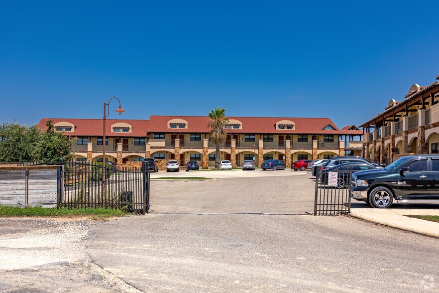 More Photos Of 2420 N 1st St, Carrizo Springs Apartments For Sale