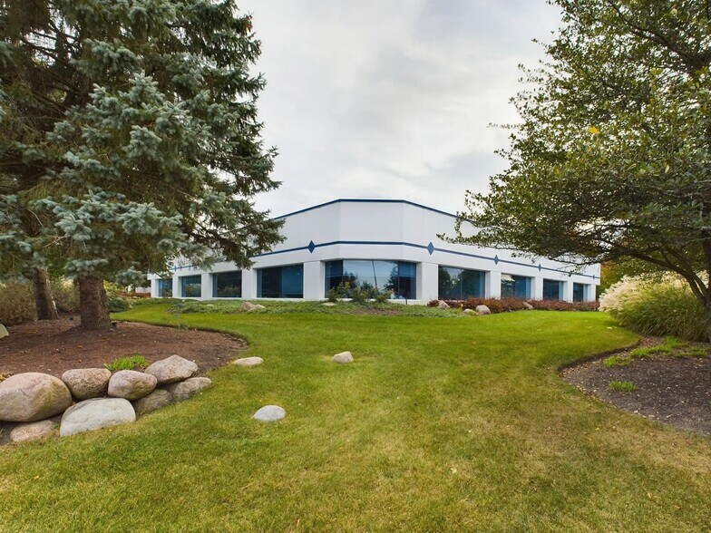 More Photos Of 585 Capital Dr, Lake Zurich Warehouse For Lease