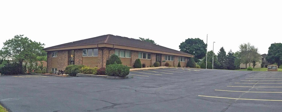 More Photos Of 1285 Sunnyridge Rd, Pewaukee Medical For Lease