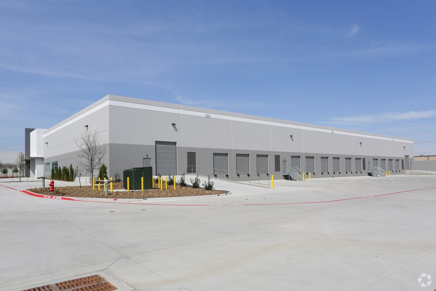 More Photos Of 910 S Freeport Pky, Coppell Warehouse For Lease