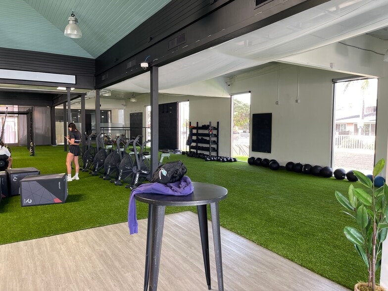 More Photos Of 875 Garnet Ave, San Diego Storefront Retail Office For Lease