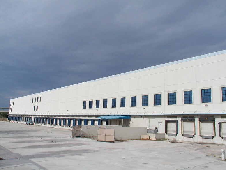 More Photos Of 251 International Pky, Sunrise Warehouse For Lease