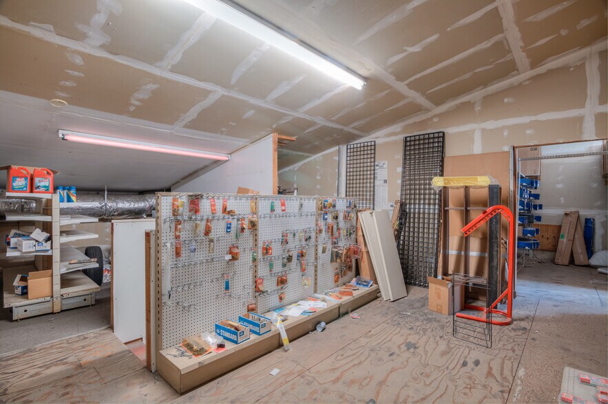 More Photos Of , Redmond General Retail For Sale