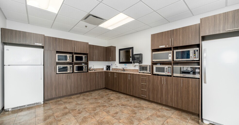 More Photos Of 2489 Saint-Dominique Rue, Jonquiere Bank For Sale