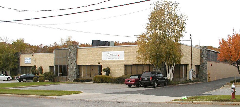 More Photos Of 126 DuPont St, Plainview Warehouse For Lease