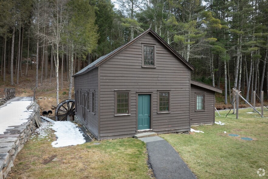 More Photos Of 1200 NY-42, Sparrow Bush Specialty For Sale