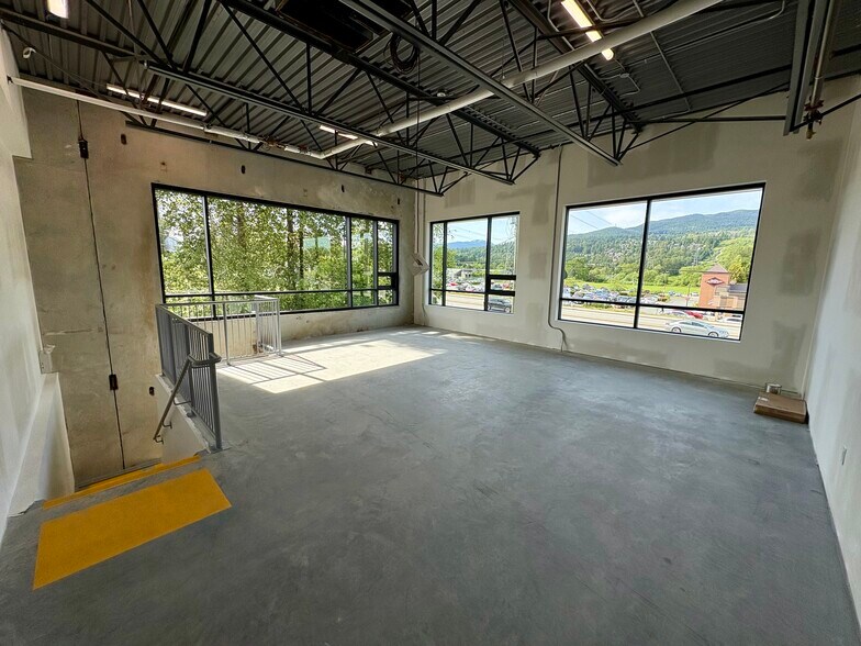 More Photos Of 2660 Barnet Hwy, Coquitlam Warehouse For Sale
