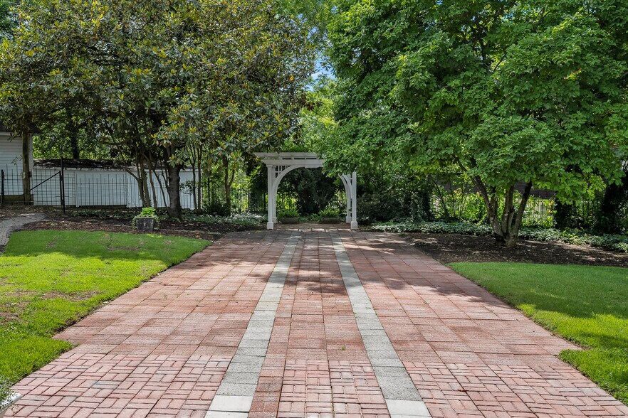 More Photos Of 207 Westminster Hwy, Westminster Specialty For Sale