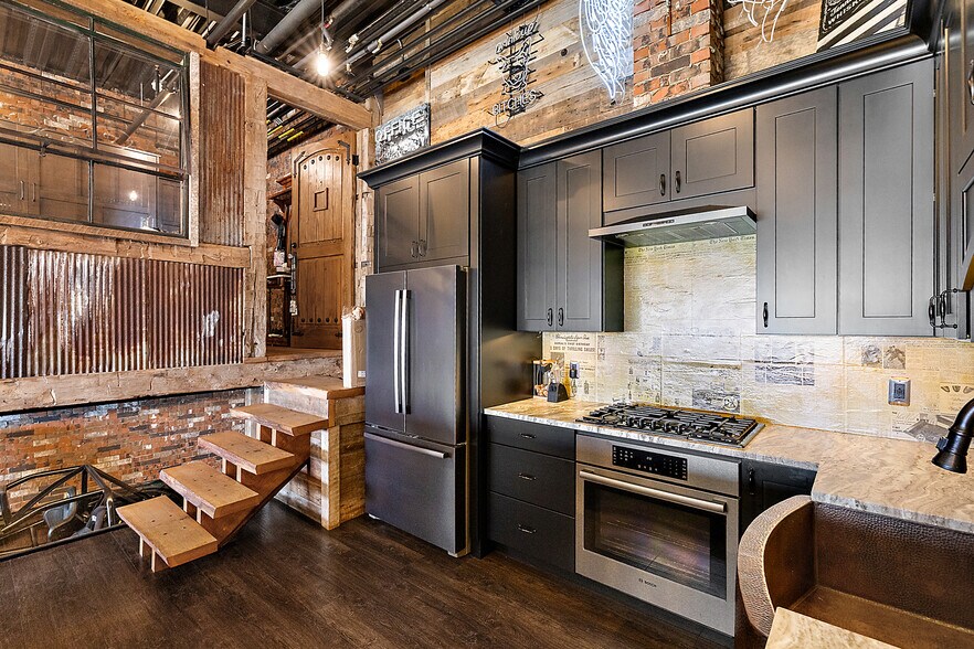 More Photos Of 148 Pit Ln, Pontiac Parking Garage For Sale