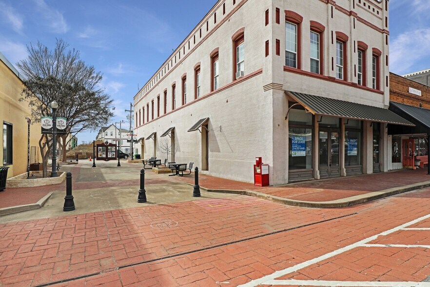 More Photos Of 150 W Main St, Lewisville Bar For Lease