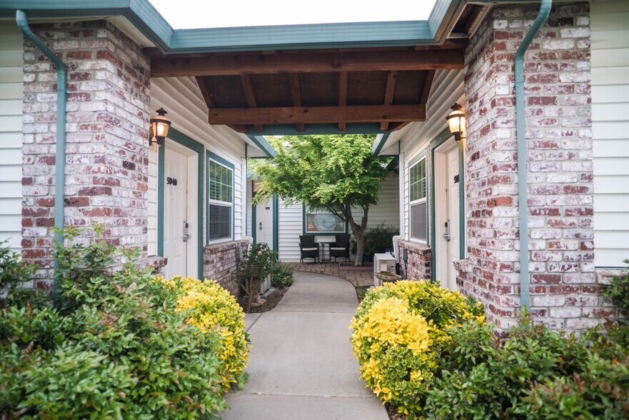 More Photos Of 210 N Auburn St, Grass Valley Hotel For Sale