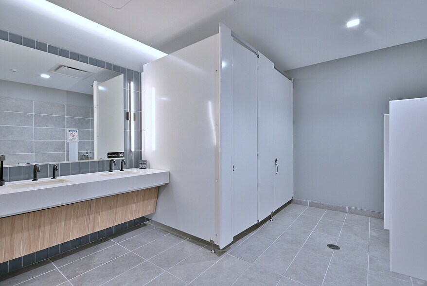 More Photos Of 2100 W 21st St, Broadview Light Manufacturing For Lease