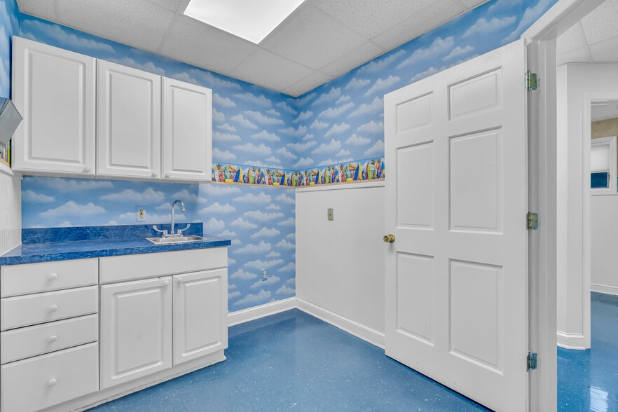 More Photos Of 613 Warren Ave, Spring Lake Office For Sale