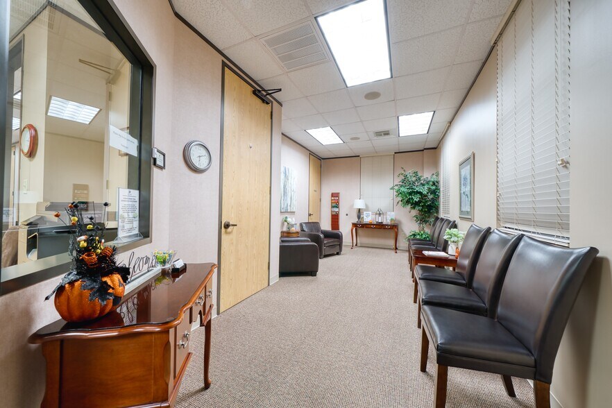 More Photos Of 15430 Ridge Park Dr, Houston Office For Sale
