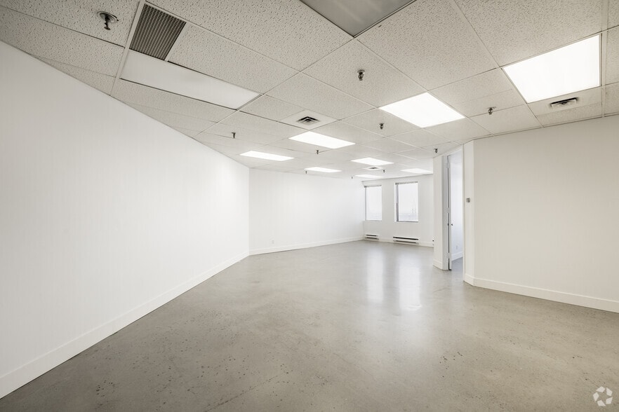 More Photos Of 555 Rue Chabanel O, Montréal Office For Sale