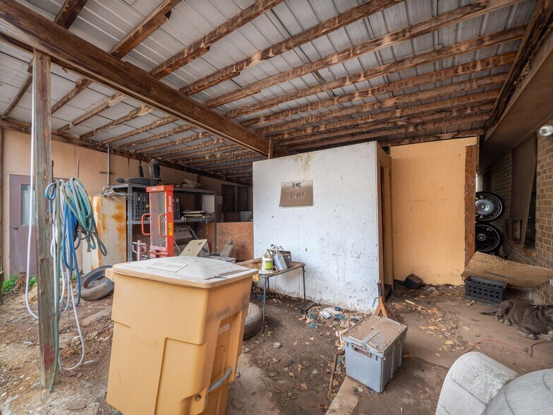 More Photos Of 8212 Georgian Dr, Austin Office For Sale