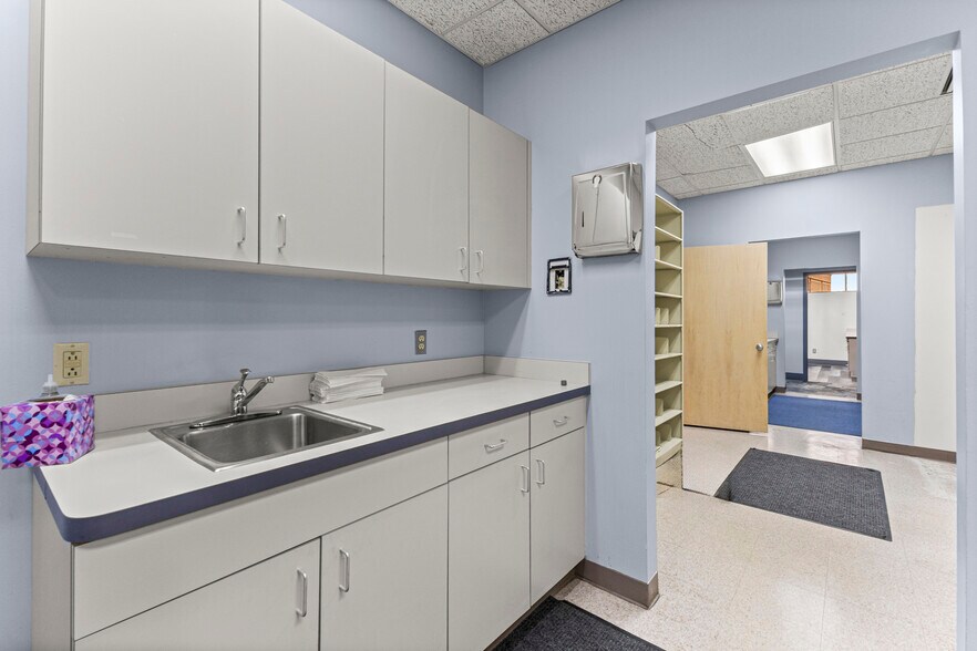 More Photos Of 24825 Michigan Ave, Dearborn Office For Lease