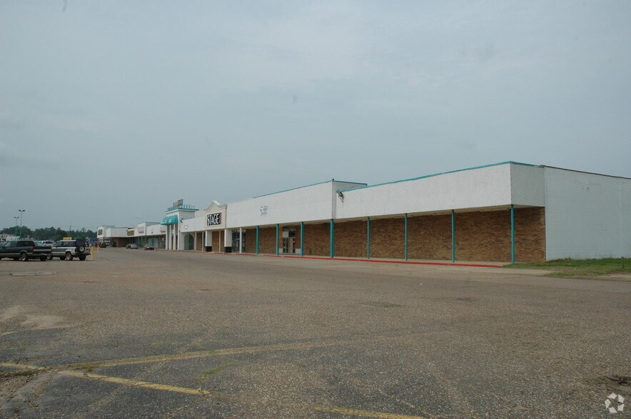 More Photos Of 501 S Main St, Springhill Unknown For Lease