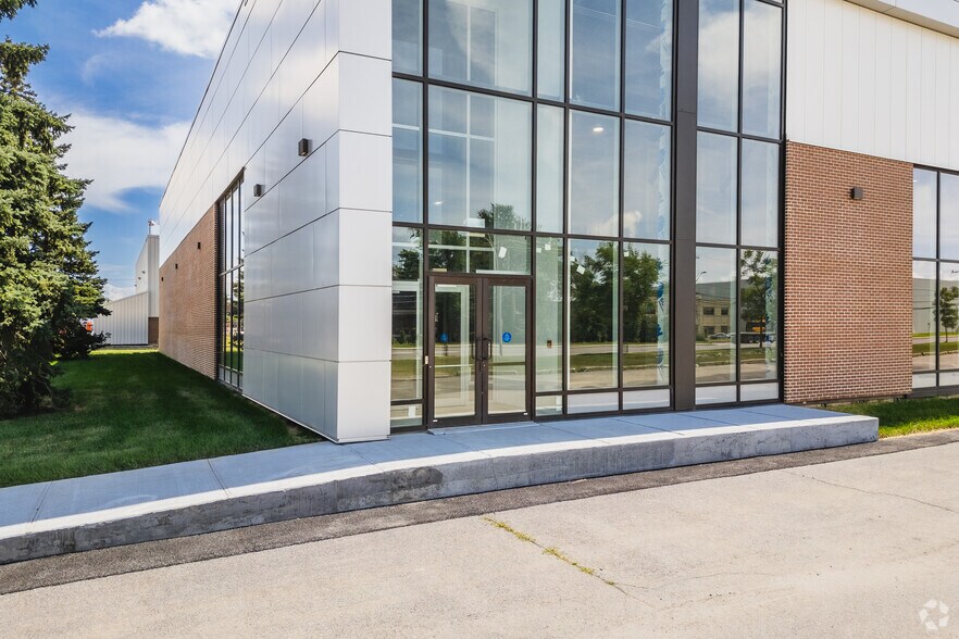 More Photos Of 10300 Boul Henri-Bourassa O, Montréal Light Manufacturing For Lease