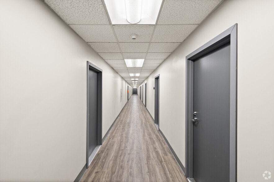 More Photos Of 15720 Ventura Blvd, Encino Office For Lease