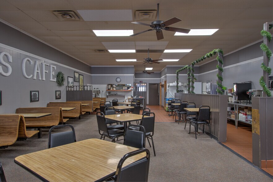 More Photos Of 118 Main St S, Cambridge Storefront For Sale