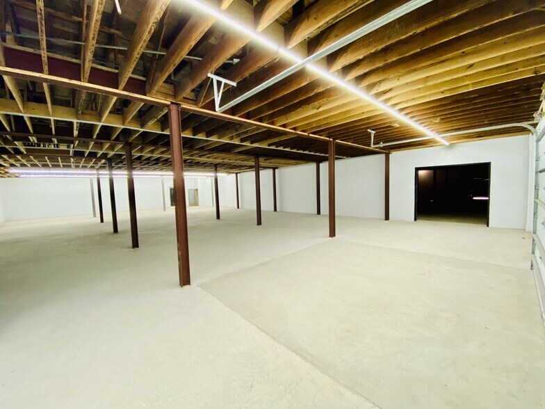 More Photos Of 1115 N Bowie St, Seguin Flex For Lease