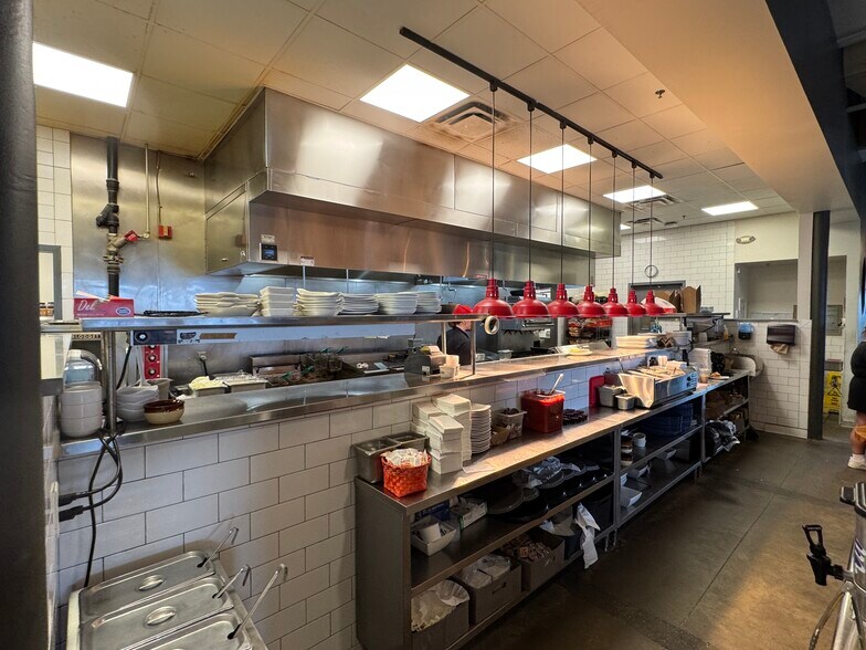 More Photos Of 7729 W Ridgewood Dr, Parma Restaurant For Lease