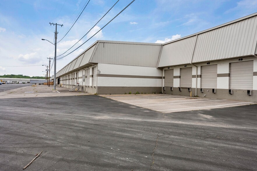 More Photos Of 1010 Space Park South Dr, Nashville Distribution For Lease