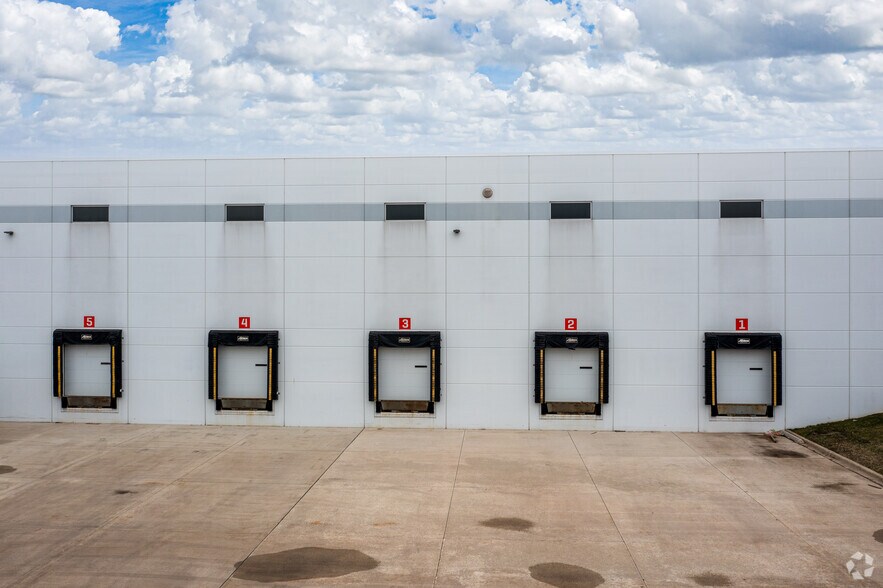 More Photos Of 612 Territorial Dr, Bolingbrook Warehouse For Lease