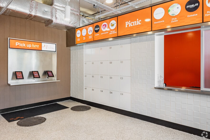 More Photos Of 4131-4133 N Rockwell St, Chicago Manufacturing For Lease