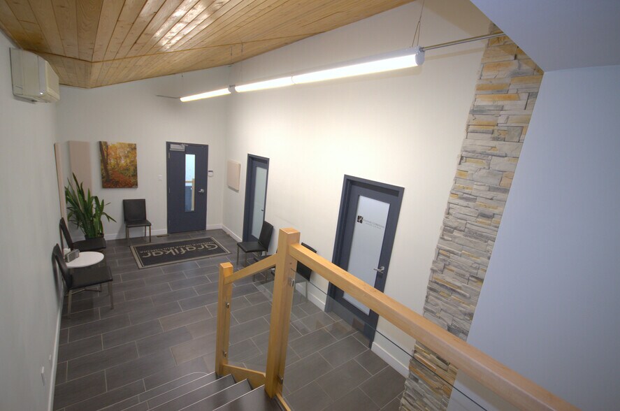 More Photos Of 2 Rue De L'usine, Baie-Saint-Paul General Retail For Sale