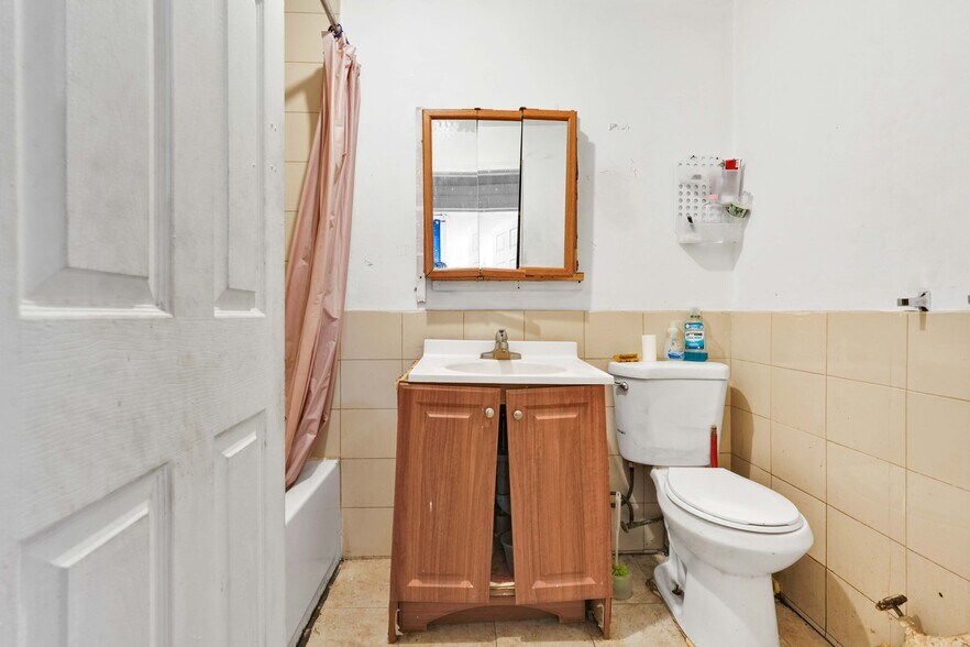 More Photos Of 10617 Jamaica Ave, Richmond Hill General Retail For Sale
