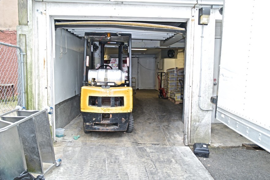 More Photos Of 208 Main St, Everett Food Processing For Lease