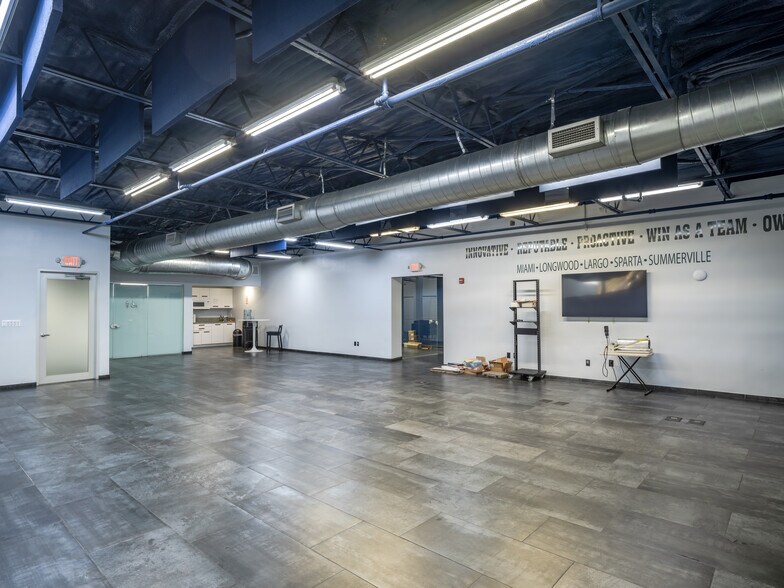 More Photos Of 50 NE 179th St, Miami Manufacturing For Lease