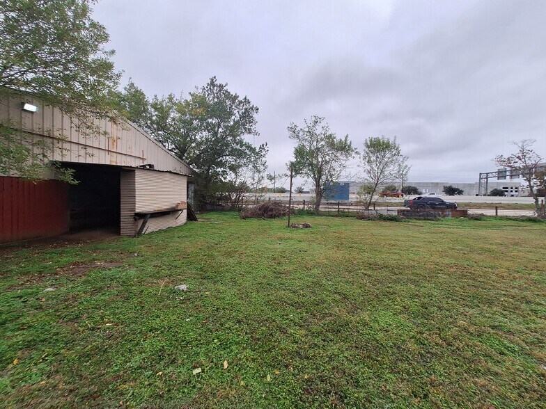 More Photos Of 2000 S Sam Houston Pky W, Houston Warehouse For Lease