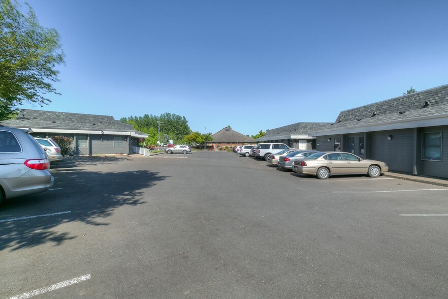 More Photos Of 1320-1326 Meridian Dr, Woodburn Office For Lease