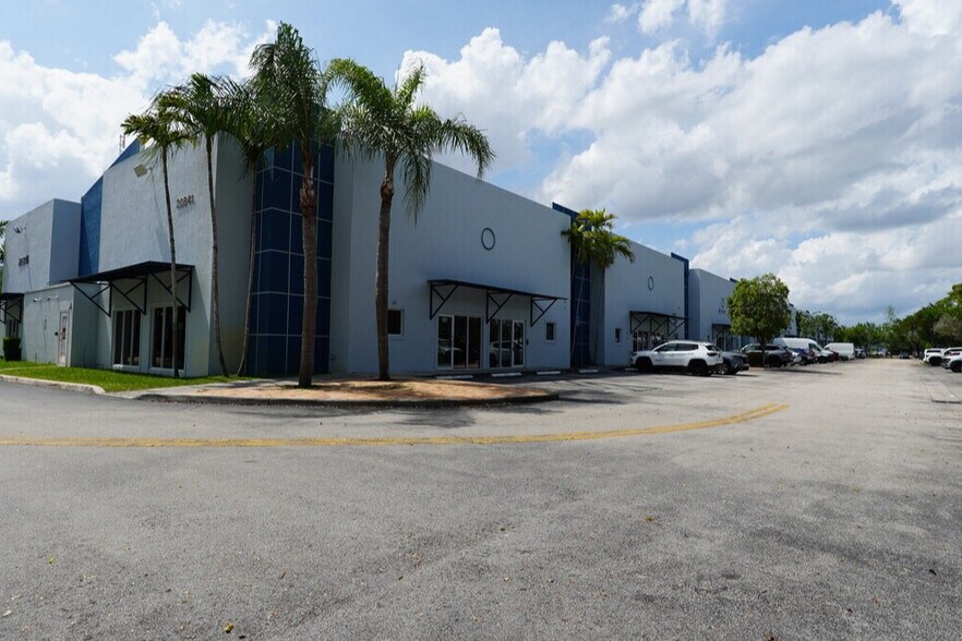 More Photos Of 20841 Johnson St, Pembroke Pines Warehouse For Lease