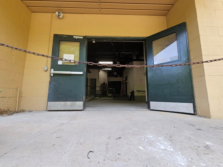 More Photos Of 20 Industrial Dr, Middletown Light Manufacturing For Lease