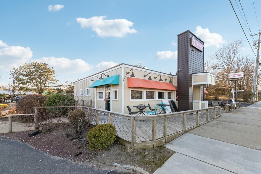 More Photos Of 20 County Road 39, Southampton Restaurant For Lease