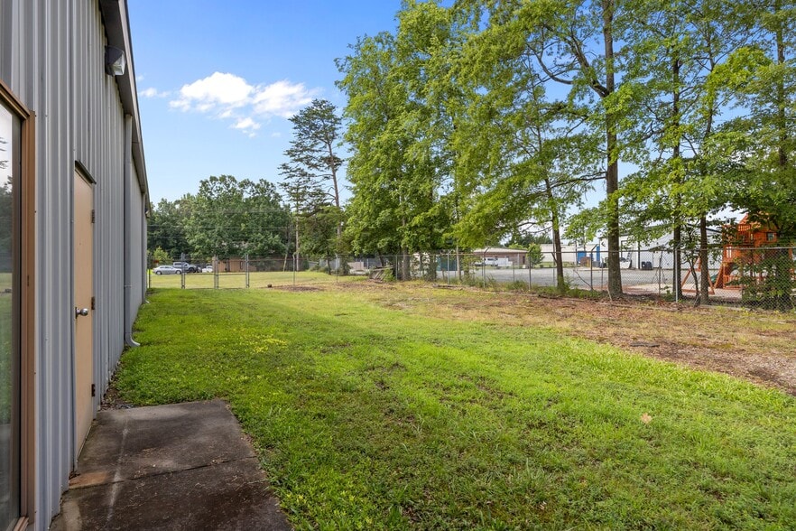 More Photos Of 808 E Parker St, Graham Industrial For Sale