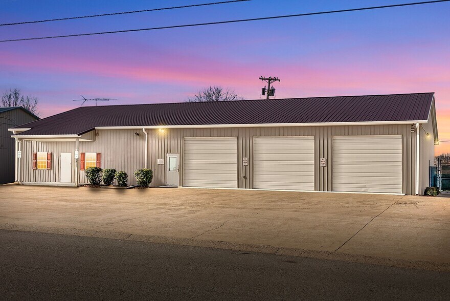 Primary Photo Of 1811 Alpine Dr, Clarksville Light Manufacturing For Lease