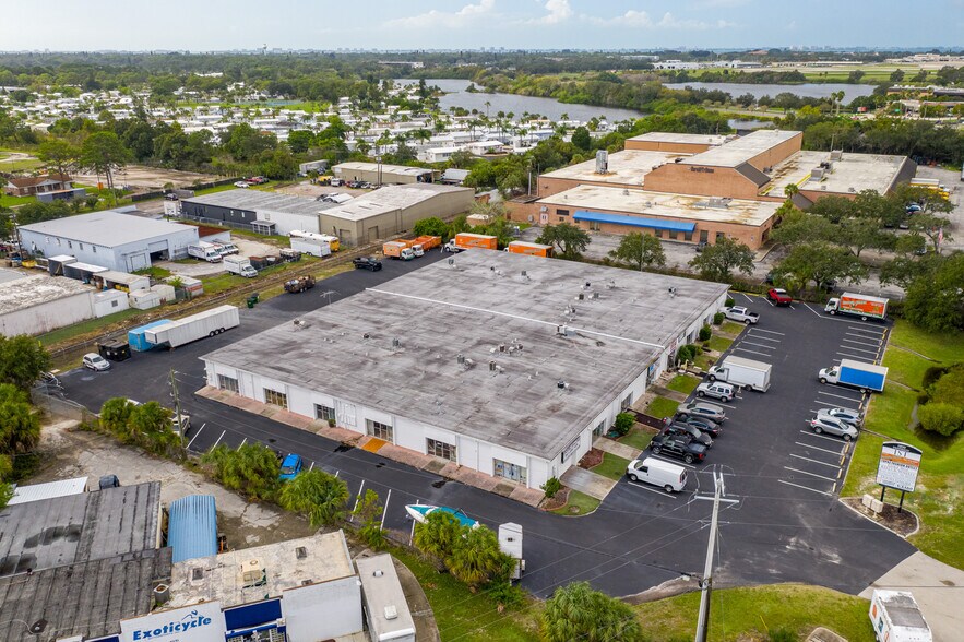 More Photos Of 1850-1890 University Pky, Sarasota Warehouse For Lease