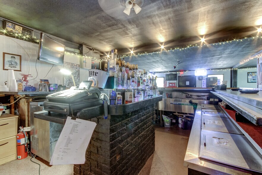 More Photos Of 5402 W US Highway 92, Plant City Bar For Sale