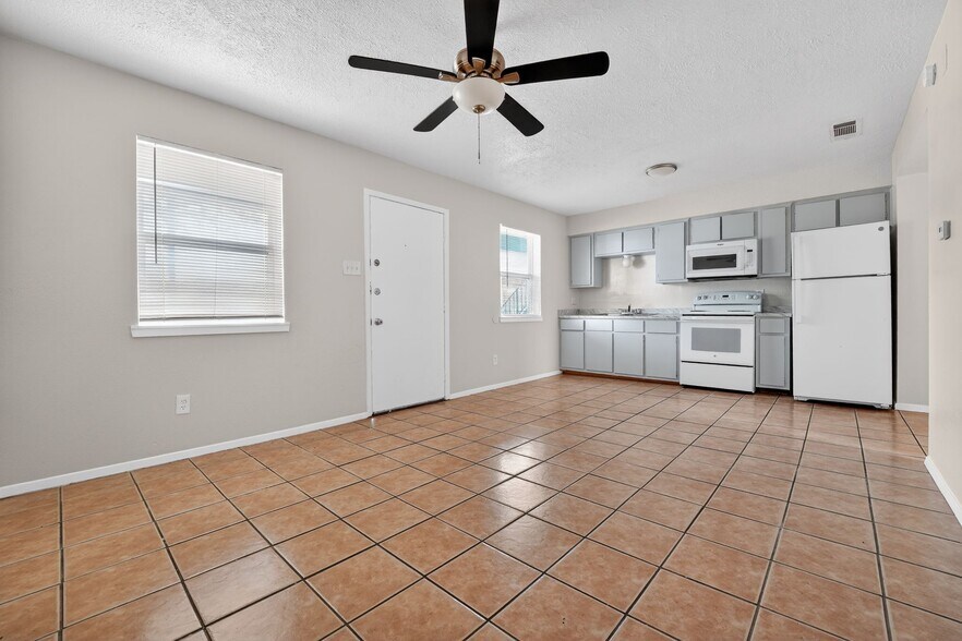 More Photos Of 306 Calhoun Dr, Rockdale Apartments For Sale