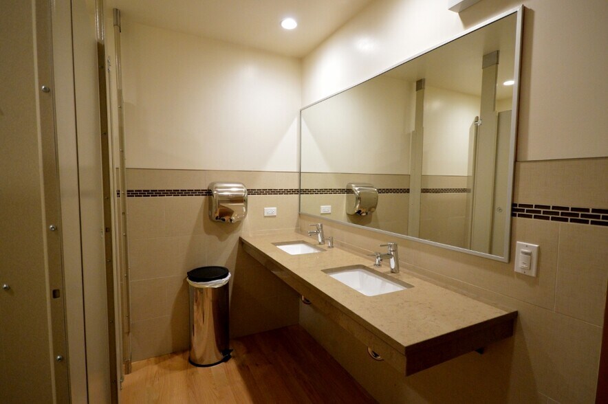 More Photos Of 1800-1814 W Cuyler Ave, Chicago Office For Lease