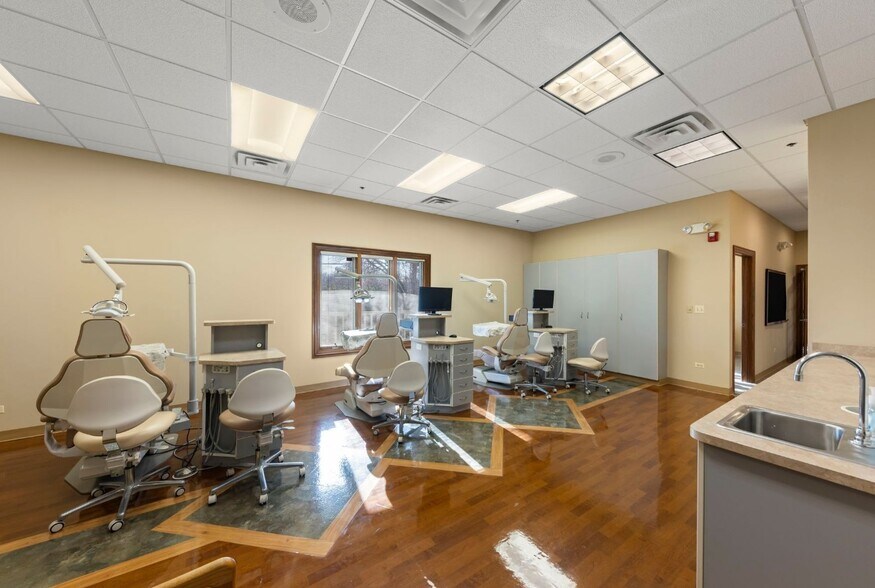 More Photos Of 1001 E Chicago Ave, Naperville Office For Sale