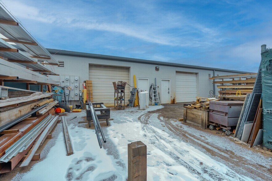 More Photos Of 332 Norfolk St, Aurora Flex For Sale