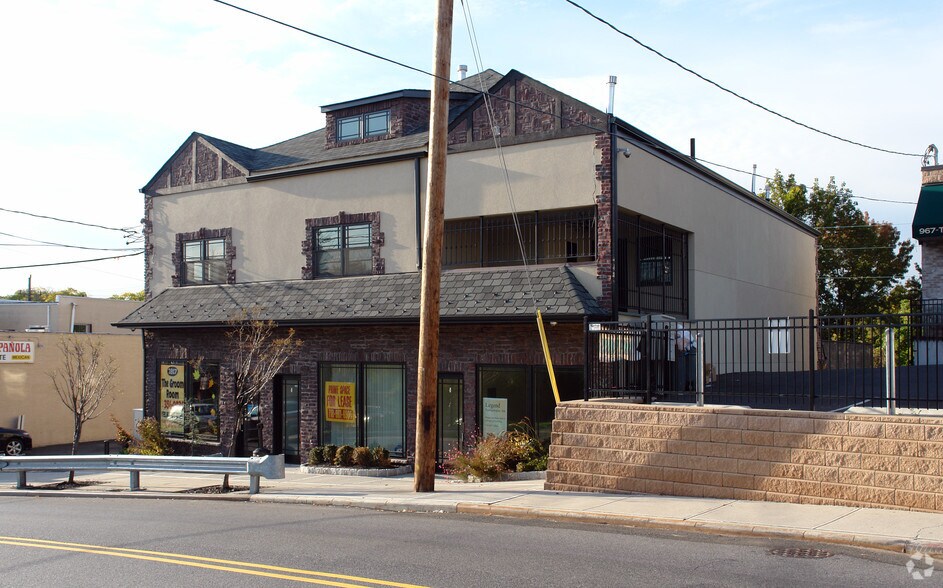 More Photos Of 3917 Amboy Rd, Staten Island Storefront Retail Office For Lease