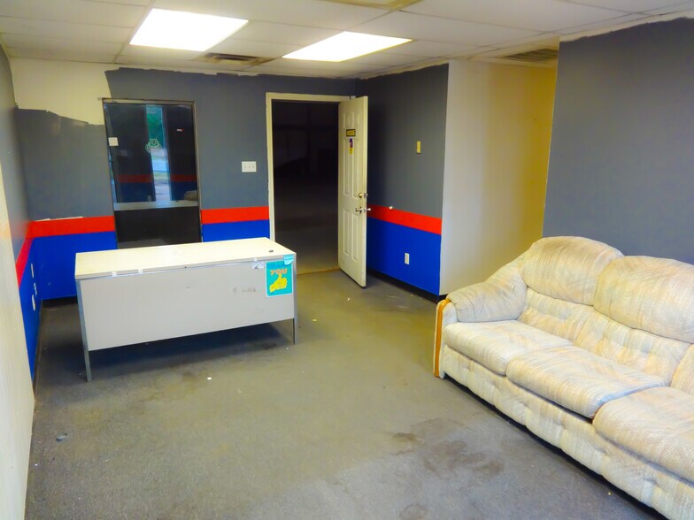 More Photos Of 801 W Broadway St, Big Sandy Light Distribution For Sale